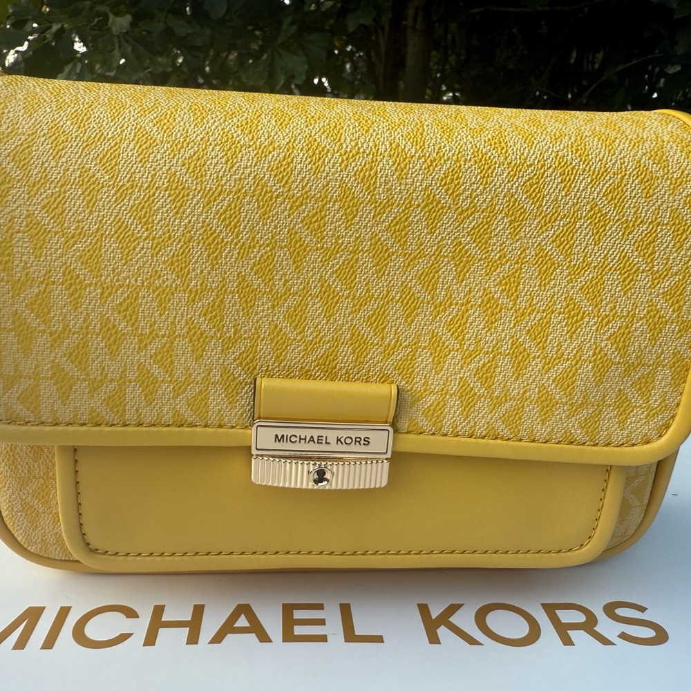 Michael Kors Bradshaw Medium Crossbody Pocket Messenger Daisy Yellow  MK Logo